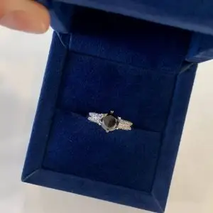 Schwarzer Diamant mit 6 Zinken und zweifarbigem Pavé-Ring aus Weißgold - Foto 6