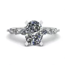 Ovaler Ring mit seitlichem Marquise-Diamant und runden Steinen aus Weißgold
